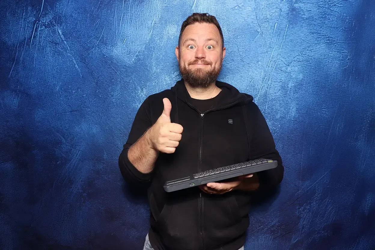 Vorher - Mille am Strand mit aufblasbarer Banane von KI angezogen